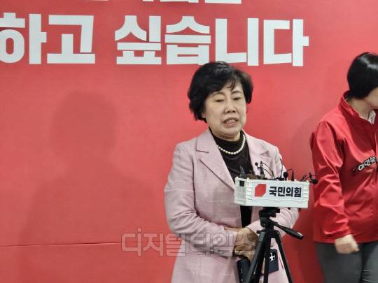 국민의힘 전북도당위원장으로서 제22대 총선 비례대표 국민의미래 공천을 신청했지만 후보 명단에 들지 못한 조배숙 전 국회의원이 19일 국회 의원회관에서 열린 국민의힘 공천자대회 와중 취재진을 만나 발언하고 있다.