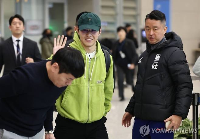 밝은 표정으로 입국하는 이강인 (영종도=연합뉴스) 윤동진 기자 = 축구 국가대표 이강인이 19일 오후 인천국제공항 2터미널 입국장을 통해 입국하고 있다. 2024.3.19 mon@yna.co.kr (끝)