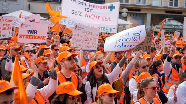독일 대학병원 의사들이 11일 하루 파업을 선언하고 뮌헨에서 집회를 열어 임금인상을 요구하고 있다. 독일 의사노조는 임금 12.5％ 인상과 야간·주말·공휴일 근무수당 인상을 요구하며 네 차례 협상했지만, 합의점을 찾지 못했다. 독일을 비롯한 유럽에서 의료는 공공성이 강해 의사들의 임금이 높지 않다. 연합뉴스
