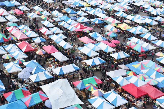 전국 최대 민속5일장인 성남 모란시장이 인파로 붐비고 있다. 연합뉴스