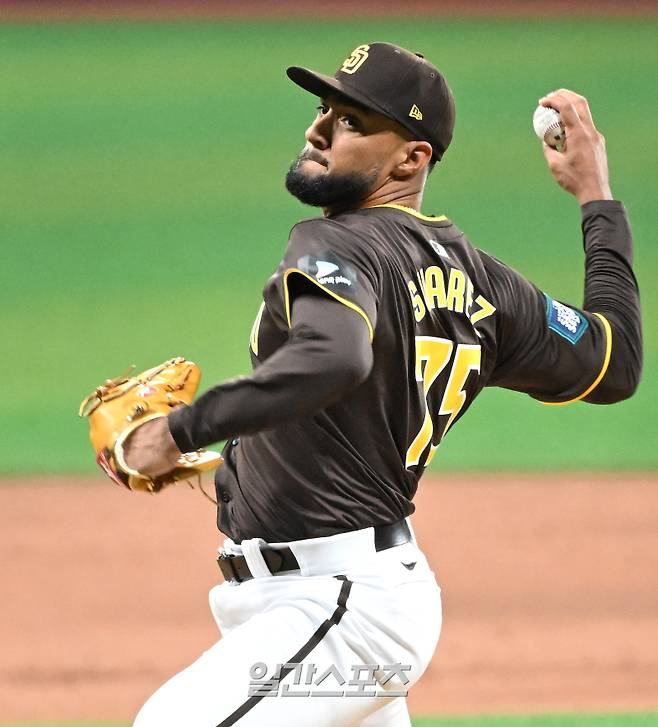 17일 서울 고척스카이돔에서 ‘메이저리그 월드투어 서울 시리즈 2024’ 샌디에이고 파드리스와 팀 코리아의 경기가 열렸다.9회초 샌디에이고 파드리스 로베르트 수아레즈가 역투하고 있다. 고척돔=정시종 기자 capa@edaily.co.kr /2024.03.17.