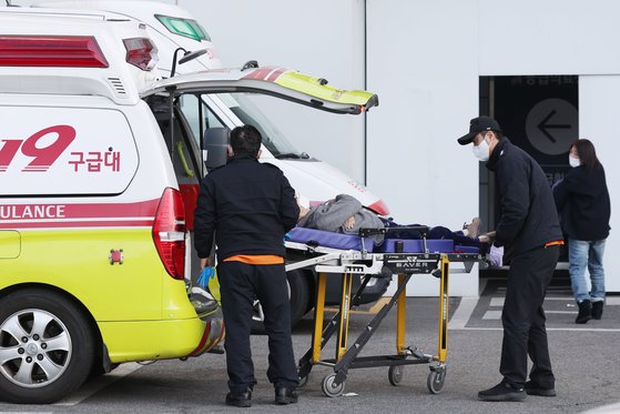 18일 서울의 한 대학병원에서 구급대원들이 환자를 응급의료센터료 이송하고 있다. 뉴스1