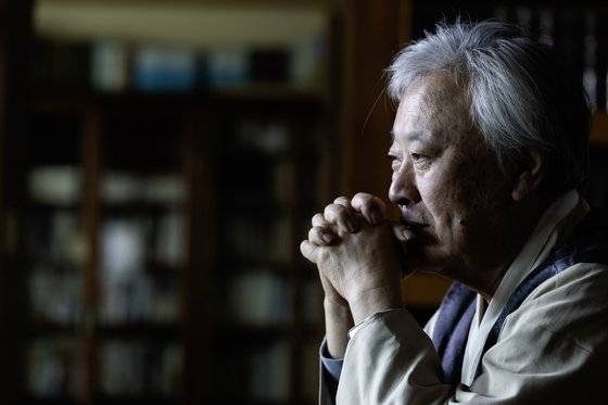 소설가 이문열이 더중앙플러스를 통해 회고록 ‘이문열, 시대를 쓰다’를 연재한다. 그의 인생 회고록인 동시에 그의 육성으로 듣는 시대의 회고록이기도 하다. 권혁재 사진전문기자