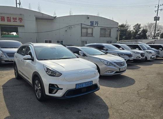 12일 수원 중고차 매매단지에 판매 차량들이 전시돼 있다. 전기차는 수 백여대에 한 대 꼴로 발견된다. 오삼권 기자.