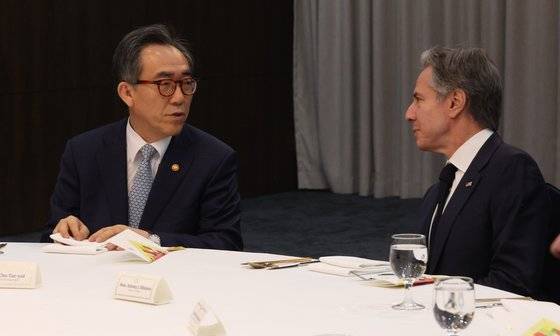 조태열 외교부 장관과 제3차 민주주의 정상회의 참석차 방한한 토니 블링컨 미 국무장관이 18일 오후 서울 종로구 외교부에서 오찬을 겸해 열린 한·미 외교장관 회담에서 대화하는 모습. 공동취재단. 연합뉴스.