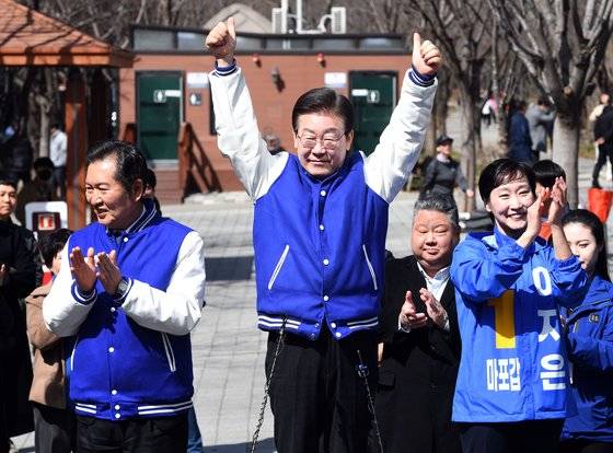 더불어민주당 이재명 대표가 지난 18일 마포구 경의선 숲길에서 시민들에게 이지은(마포갑), 정청래(마포을) 후보 지지를 호소하고 있다. 연합뉴스