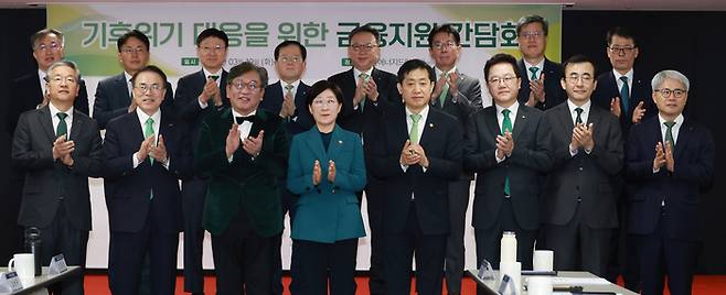 김주현 금융위원장이 19일 오전 서울 상암동 서울에너지드림센터에서 김상협 2050 탄소중립?녹색성장 위원회(이하 ‘탄녹위’) 민간위원장과 한화진 환경부 장관이 자리한 가운데, 은행장 및 정책금융기관장 간담회를 개최해 ‘기후위기 대응을 위한 금융지원 확대방안’과 ‘저탄소 체계로의 전환 가속화를 위한 녹색투자 확대방안’을 발표했다. |금융위원회 제공