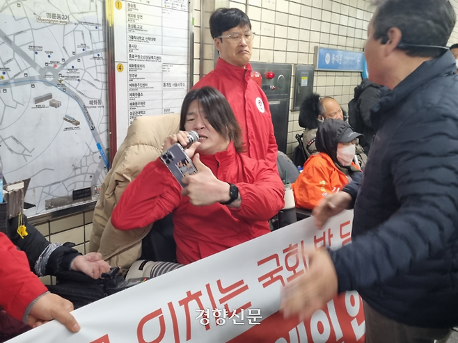 유진우 노동당 비례대표 후보가 19일 서울 종로구 지하철 4호선 혜화역 승강장에서 출마선언을 하고 있다. 강한들 기자