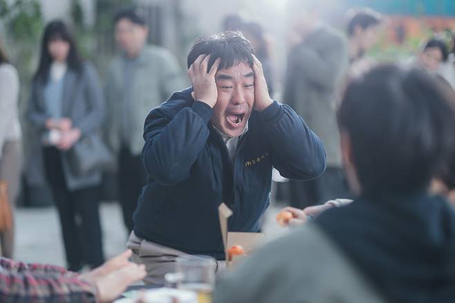 배우 류승룡은 드라마 <닭강정>에서 닭강정으로 변한 딸을 되돌리려는 아빠 선만을 연기한다. 넷플릭스 제공