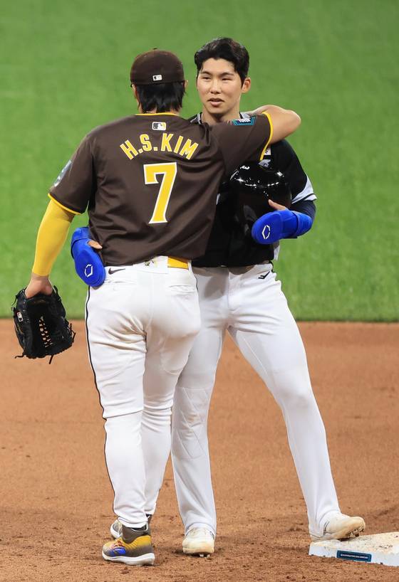 San Diego Padres shortstop Kim Ha-seong hugs former teammate Kim Hye-seong during an exhibition game between the Padres and the Korean national team at Gocheok Sky Dome in western Seoul on Sunday.  [NEWS1]