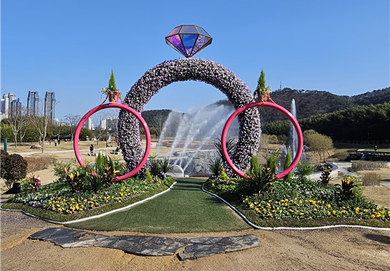 태화강국가정원에 설치된 꽃반지 조형물.울산시 