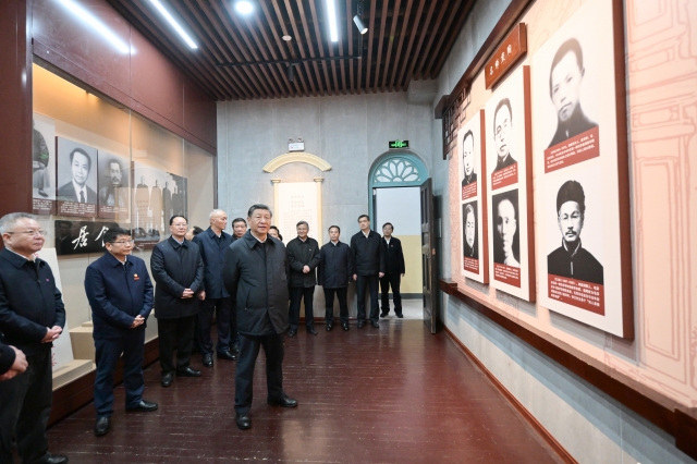 시진핑 중국 국가주석이 18일 후난성 창사시의 후난 제1사범대학에 방문해 학교 내부를 시찰하고 있다. 신화연합뉴스