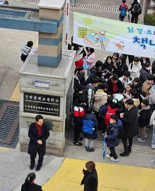 지난 7일 인천 귤현초등학교 앞에서 촬영된 원희룡 후보와 이천수씨의 모습. [사진 출처 = 원희룡 후보 사회관계망서비스(SNS) 캡처]