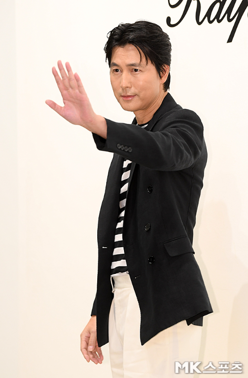 정우성이 포즈를 취하고 있다. 사진=천정환 기자