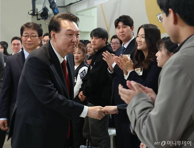 [서울=뉴시스] 조수정 기자 = 윤석열 대통령이 19일 서울 영등포구 문래예술공장에서 '도시혁신으로 만드는 새로운 한강의 기적'을 주제로 열린 스물한 번째 국민과 함께하는 민생토론회에 입장하며 참석자와 악수하고 있다. 2024.03.19. chocrystal@newsis.com /사진=조수정