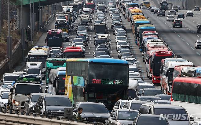 [성남=뉴시스] 김근수 기자 = 19일 경기 성남시 경부고속도로 판교IC 인근 서울 방면 도로가 극심한 정체를 빚고 있다. 소방과 경찰에 따르면 이날 오전 6시쯤 경기 성남시 인근 경부고속도로 판교IC 양재방면 도로에서 A(60대)씨가 몰던 25톤 트레일러와 B(50대)씨가 운전하던 25톤 덤프트럭이 충돌했다. 2024.03.19. ks@newsis.com