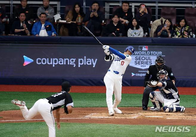 [서울=뉴시스] 김선웅 기자 = 18일 서울 구로구 고척스카이돔에서 열린 MLB 서울시리즈 팀 코리아와 LA 다저스의 연습 경기, 3회말 무사 1루 상황, LA 오타니가 좌익수 뜬공을 때리고 있다. 2024.03.18. mangusta@newsis.com