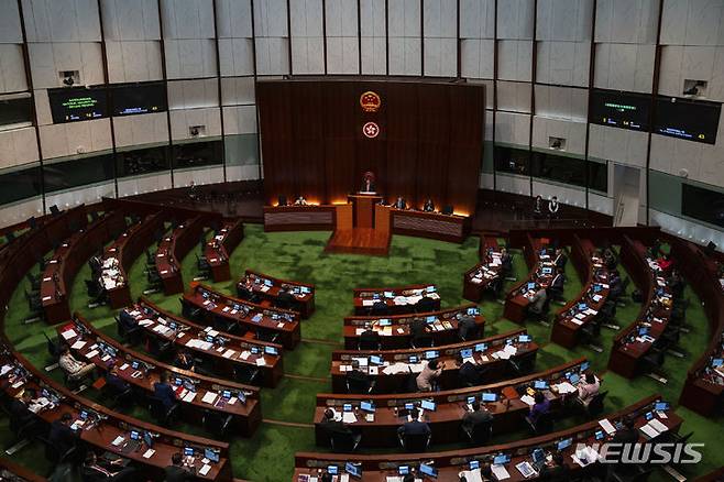 [홍콩=AP/뉴시스]홍콩 입법회의 의원들이 19일 새 국가안보보호법 채택을 앞두고 마지막 논의를 하고 있다. 입법의원들은 이날 만장일치로 정부에 대한 반대 의견을 진압할 수 있는 더 많은 권한을 부여하는 새로운 국가 보안법을 통과시켰다. 이는 2019년 민주화 시위로 촉발된 전면적 정치 탄압 강화의 가장 최신 조치이다. 2024.03.19.
