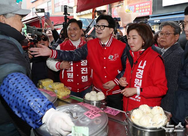 한동훈 국민의힘 비상대책위원장 겸 중앙선대위 총괄선대위원장 19일 오후 서울 동작에 출마한 나경원, 장진영 후보와 함께 남성사계시장을 방문해 상인들과 만나며 지지를 호소하고 있다. 윤창원 기자