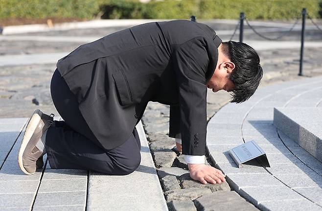 더불어민주당 양문석 경기 안산갑 후보가 18일 오전 경남 김해시 진영읍 봉하마을 노무현 전 대통령 묘역을 참배하고 있다. 양 후보는 2008년 '국민 60∼70％가 반대한 한미 FTA(자유무역협정)를 밀어붙인 노무현 대통령은 불량품'이라는 등 내용의 칼럼을 썼다는 사실이 알려지며 노 전 대통령을 비하했다는 지적이 당내에서 제기됐다. 김해=연합뉴스