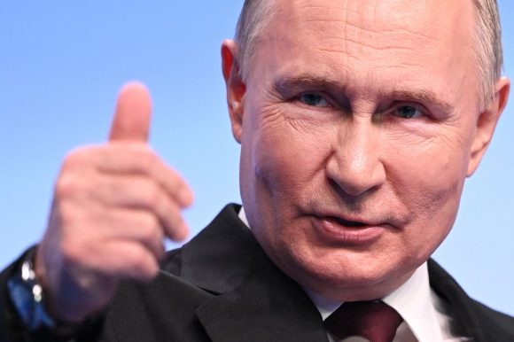 엄지 든 현대판 ‘차르’ - 15~17일(현지시간) 치른 대선에서 승리를 확정한 블라디미르 푸틴 러시아 대통령이 18일 모스크바에 있는 선거 본부에서 엄지를 들어 보이고 있다. 모스크바 AFP 연합뉴스