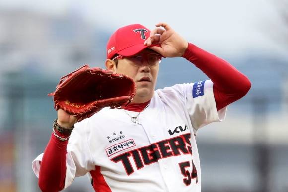 KIA 타이거즈 양현종이 18일 광주기아챔피언스필드에서 열린 2024시즌 KBO리그 시범 경기 삼성 라이온즈전에서 포수에게 공을 받고 있다. 광주 연합뉴스