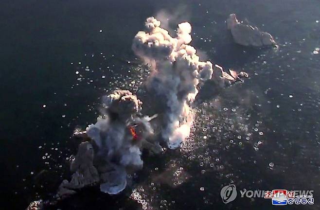 북한 김정은, 초대형방사포 사격훈련 지도 (평양 조선중앙통신=연합뉴스) 김정은 북한 국무위원장이 지난 18일 서부지구 포병부대 초대형방사포 사격훈련을 지도했다고 조선중앙통신이 19일 보도했다. 2024.3.19 
    [국내에서만 사용가능. 재배포 금지. For Use Only in the Republic of Korea. No Redistribution] nkphoto@yna.co.kr