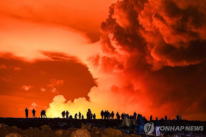 화산 폭발을 지켜보는 주민들 [AFP 연합뉴스 자료사진 재판매 및 DB 금지]