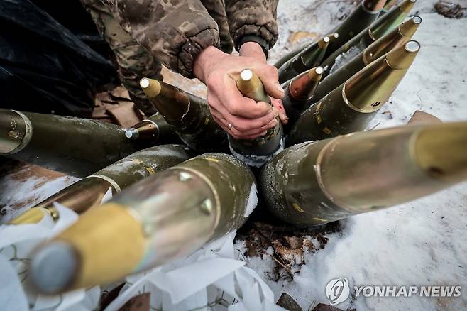 포탄 장전하는 우크라이나군 [EPA 연합뉴스 자료사진. 재판매 및 DB 금지]