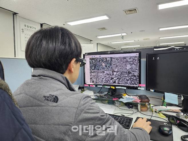 서울시청 항공드론TF팀 소속 구흥대 주무관이 최근 사무실에서 서울 항공사진을 비교하며 위반 의심 건축물을 찾아내고 있다.(사진=전재욱 기자)