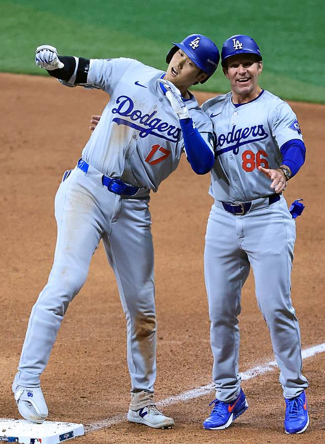 20일 고척스카이돔에서 미국프로야구(MLB) 공식 개막전 LA다저스 대 샌디에이고 파드리스 1차전 경기. 8회초 1사 1,2루 때 LA 다저스 오타니 쇼헤이가 1타점 적시타를 친 후 기뻐하고 있다. 사진=연합뉴스