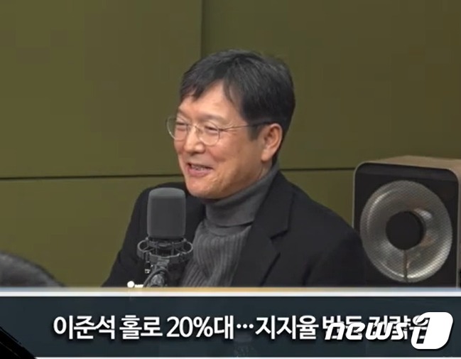 함익병 개혁신당 공천관리위원이 19일 밤 CBS라디오 '박재홍의 한판 승부'에서 이준석 대표의 경기화성을 지지율에 대해 이야기 하고 있다. (유튜브 갈무리) ⓒ 뉴스1