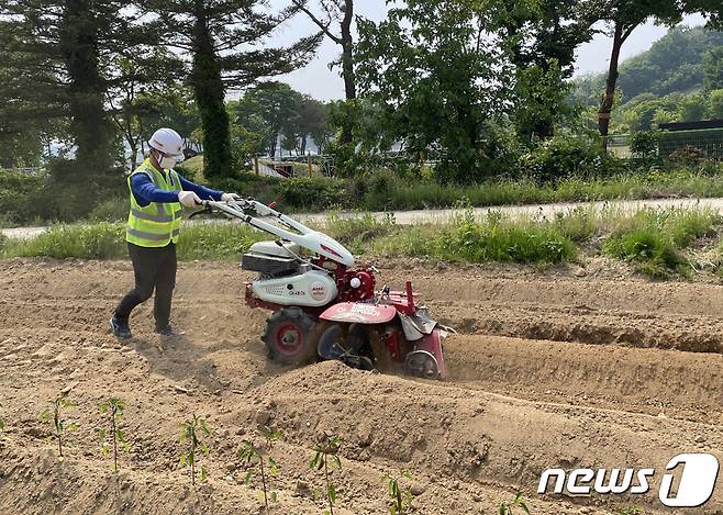 전북자치도 임실군이 고령 영세농의 영농활동을 지원하고 농촌의 일손 부족 문제 해소를 위해 6월까지 농작업 대행단을 운영한다.(임실군제공)2024.3.20/뉴스1