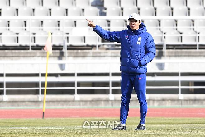 대한민국 축구 국가대표팀의 황선홍 감독이 18일 고양종합운동장에서 첫 소집 훈련을 진행하고 있다. 2024. 3. 18. 고양 | 박진업 기자 upandup@sportsseoul.com