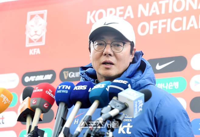 대한민국 축구 국가대표팀의 황선홍 감독이 18일 고양종합운동장에서 진행된 첫 훈련에 앞서 취재진과 인터뷰를 하고 있다. 2024. 3. 18. 고양 | 박진업 기자 upandup@sportsseoul.com