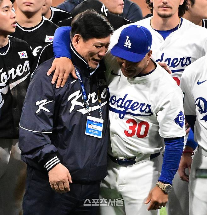 LA 다저스가 18일 서울 고척스카이돔에서 류중일 감독이 이끄는 팀 코리아와 MLB 월드투어 서울 시리즈 스페셜 게임에서 5-2로 승리했다. 경기를 마치고 KBO 허구연 총재와 다저스 데이브 로버츠 감독이 인사를 나누고 있다. 고척 | 강영조기자 kanjo@sportsseoul.com
