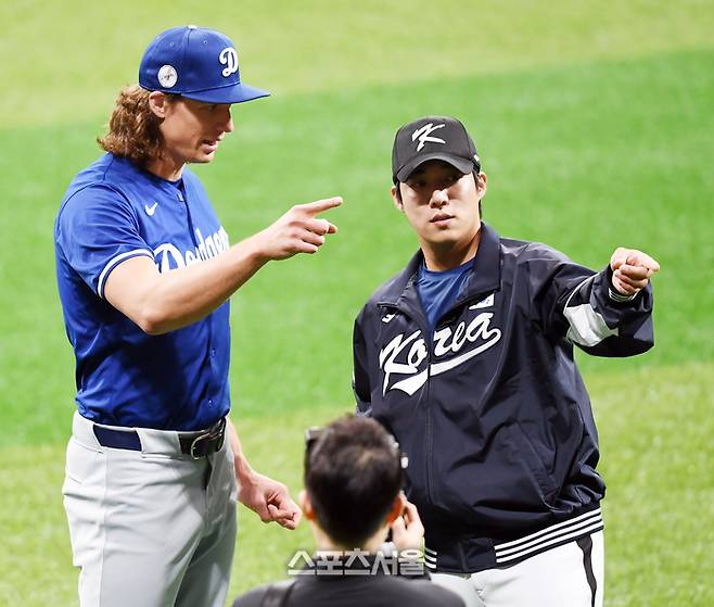 다저스 선발투수 글라스노우가 대표팀 원태인과 16일 고척스카이돔에서 진행되는 MLB 야구클리닉에 참가해 어린 야구선수들과 즐거운 시간을 갖고 있다.  1시간 동안 메이저리그 선수들의 지도를 받는 유소년 야구 클리닉인 ‘플레이볼 클리닉’에는 총 90명의 유소년 선수가 참가한다. 2024.3.16.고척 | 강영조 기자 kanjo@sportsseoul.com