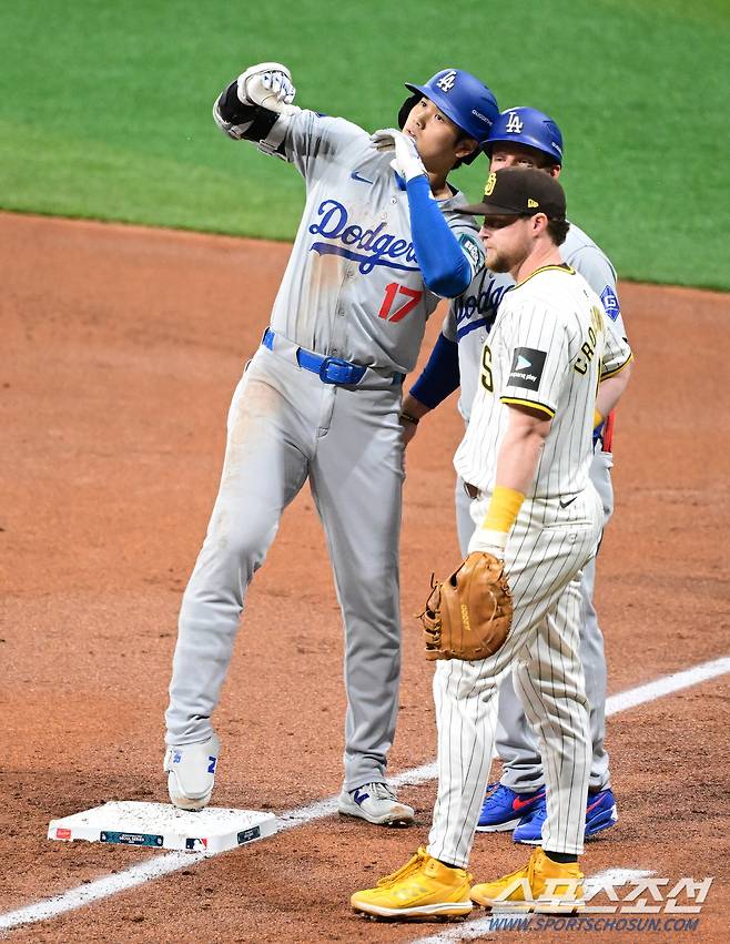 20일 오후 서울 고척스카이돔에서?'MLB 월드투어 서울 시리즈'?LA 다저스와 샌디에이고 파드리스의 개막 경기가 열렸다. 3회초 2사에서 다저스 오타니가 우전 안타를 날리며 세리머니를 하고 있다. 고척=정재근 기자 cjg@sportschosun.com/2024.3.20/