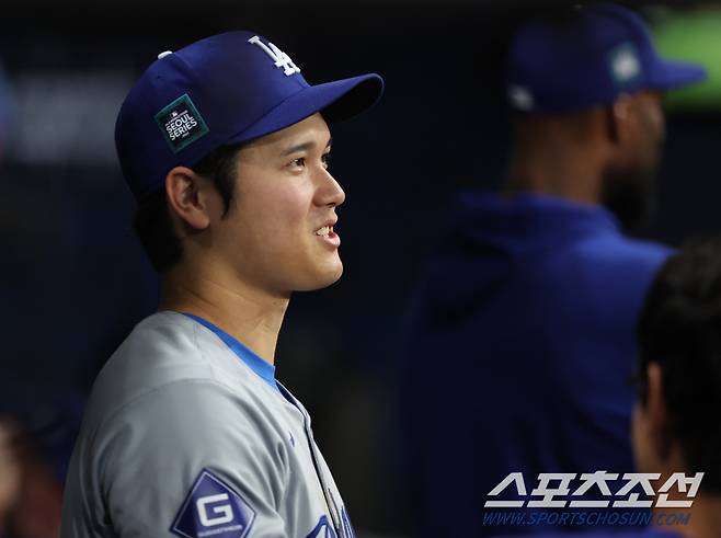 한국에서 사상 최초로 열리는 미국프로야구 메이저리그(MLB) 정규시즌 개막전인 LA다저스와 샌디에이고 파드리스경기가 20일 오후 서울 고척스카이돔에서 열렸다.

LA가 5-2로 승리했다.  오타니가 더그아웃에서 미소 짓고있다.

고척=정재근 기자 cjg@sportschosun.com/2024.3.20/