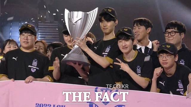 지난해 4월 9일 오후 서울 송파구 잠실실내체육관에서 열린 '2023 LCK 스프링' 결승전에서 젠지 선수들이 우승한 뒤 기뻐하고 있다. /네이버 중계 캡처