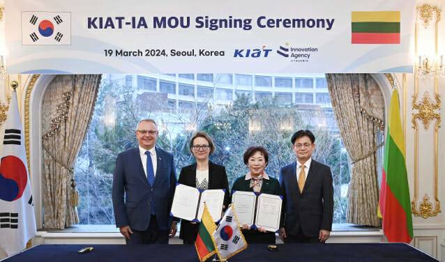에기디유스 메이루나스 리투아니아 외교부 차관, 로무알다 스트라지엔 리투아니아 혁신청장, 민병주 KIAT 원장, 양병내 산업통상자원부 차관보(왼쪽부터)가 한-리투아니아 연구개발혁신 업무협정을 체결한 후 기념촬영을 하고 있다.