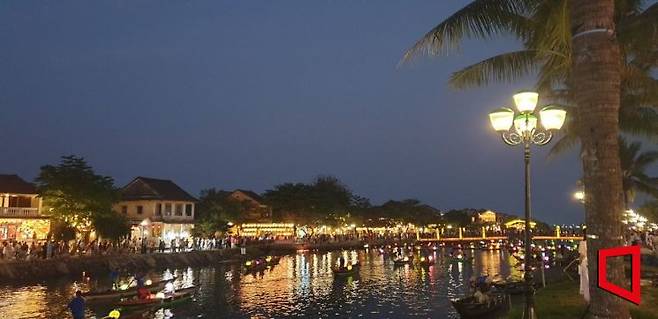 도시 전체가 유네스코 세계문화유산으로 등재된 베트남 호이안 올드타운에서 관광객들이 소원배를 체험하고 있다.