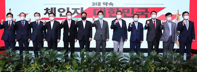 국민의힘 대권주자들이 9월 7일 서울 강서구 ASSA빌딩 방송스튜디오에서 열린 국민의힘 대선 경선 후보 '체인지 대한민국, 3대 약속' 발표회에서 함께 기념촬영을 하고 있다. /국회사진기자단