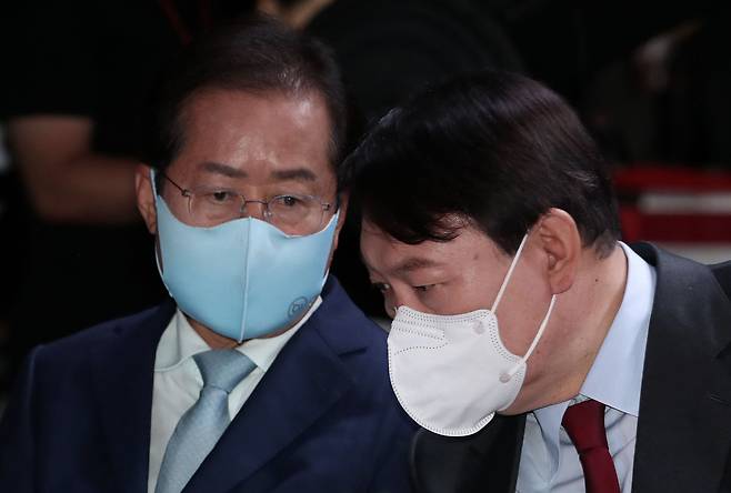 9월 7일 오후 서울 강서구 ASSA빌딩 방송스튜디오에서 열린 국민의힘 대선 경선 후보 '체인지 대한민국, 3대 약속' 발표회에서 홍준표 후보와  윤석열 후보가 대화를 나누고 있다./국회사진기자단