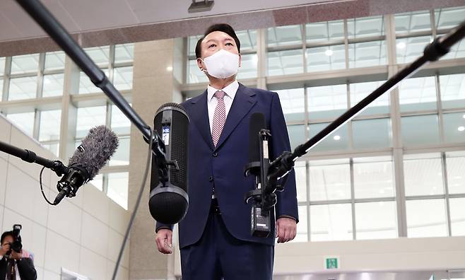 윤석열 대통령이 26일 오전 용산 대통령실 청사에서 가진 출근길 문답(도어스테핑)에서 영국·미국·캐나다 순방 소회를 밝히고 있다.뉴스1