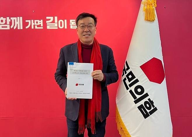 4·10 총선 안양만안에 출마한 국민의힘 최돈익 예비후보는 19일 "더불어민주당 후보인 강득구 의원의 지난 총선 선거 부정·조작과 정치자금법 위반을 수사당국에 고발하겠다"고 밝혔다. 사진은 예비후보 접수 당시. ⓒ캠프 제공