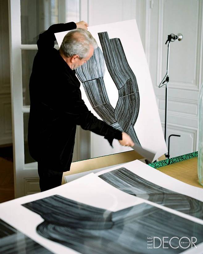 자택 거실에서 자신의 드로잉을 확인하고 있는 로낭.