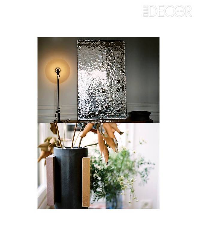 브르타뉴의 성당 프로젝트 내부에 사용된 유리 샘플을 거울처럼 놓았다. 거실에 놓인 로낭의 세라믹 베이스 ‘타지미(Tajimi)’, 갤러리 크레오에서 최근 그의 드로잉과 세라믹 베이스를 함께 전시했다.