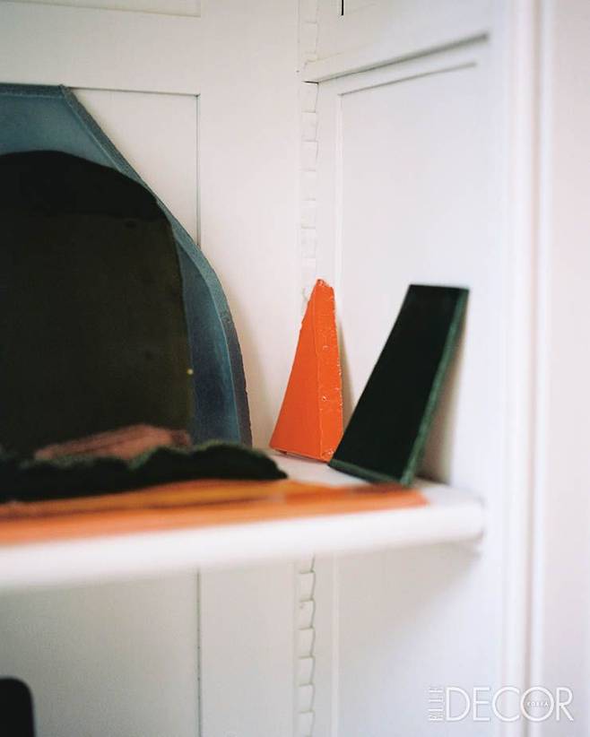 아파트 작업실 한편, 다양한 컬러의 세라믹 샘플이 놓여 있다.