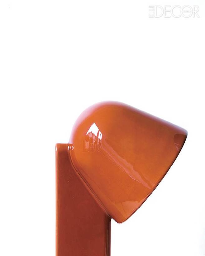 플로스(Flos)를 위해 디자인한 램프 컬렉션 ‘세라미크(Céramique)’. 로낭 특유의 심플하지만 우아한 형태, 부드러운 곡선이 특징인 세라믹 조명 컬렉션이다.